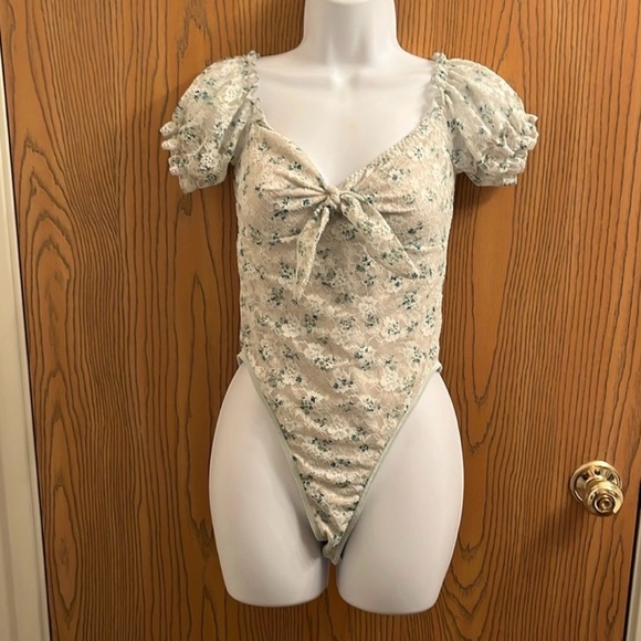 Floral Lace Off-Shoulder Bodysuit - Picture 2 of 4